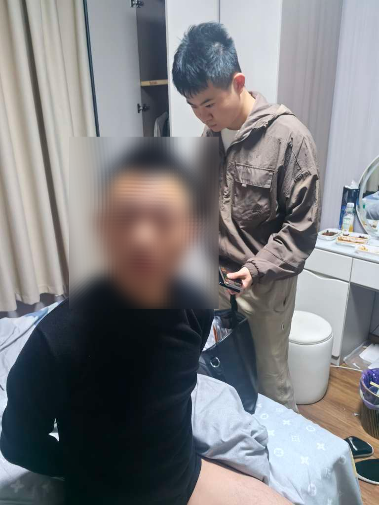 △警方抓获的嫌疑人