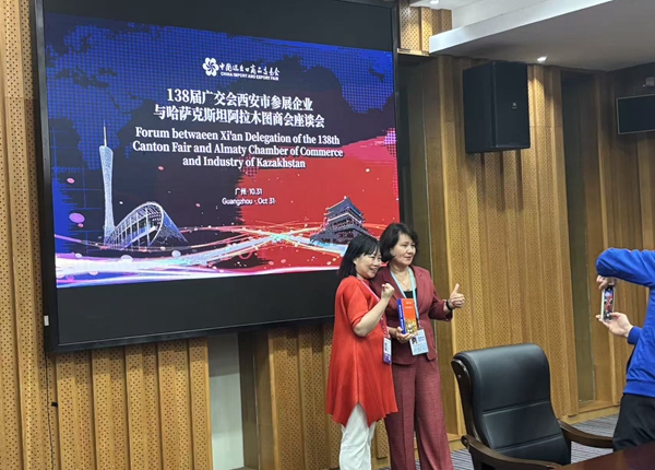 有的中国企业代表与哈萨克斯坦采购商在座谈后合影留念。拍摄/第一财经记者