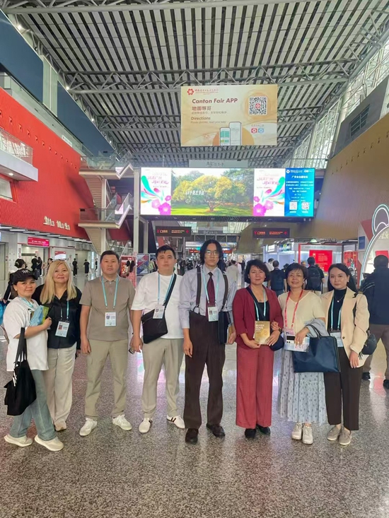 哈萨克斯坦阿拉木图市工商会采购团在本届广交会上合影。受访者供图。