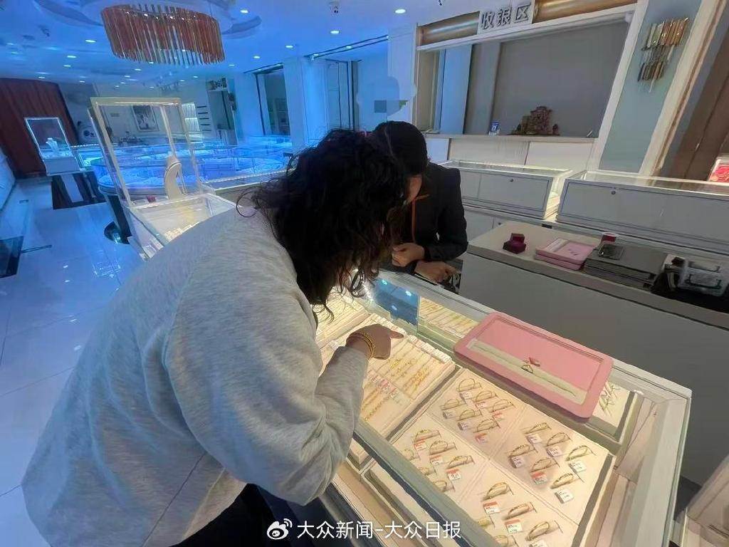 济南市民韩女士下班后来挑选黄金饰品