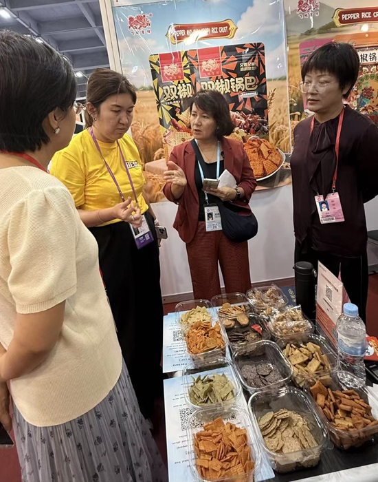 哈萨克斯坦采购商在广交会上洽谈。受访者供图。