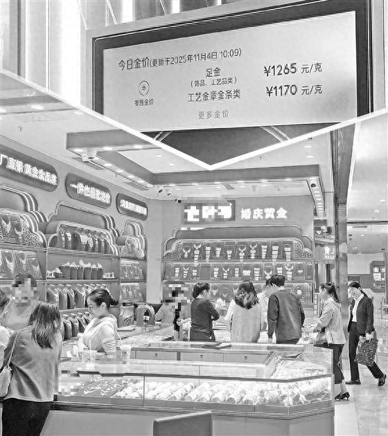 11月4日，深圳水贝黄金珠宝市场，消费者正在选购金饰。 吴家明/摄