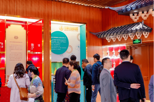 客商参观了解五粮液