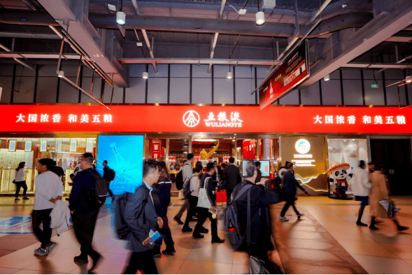 进博会现场，五粮液展厅人流如织