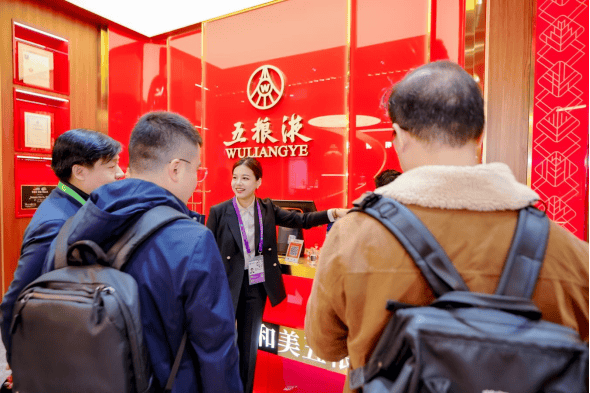 客商驻足了解五粮液产品