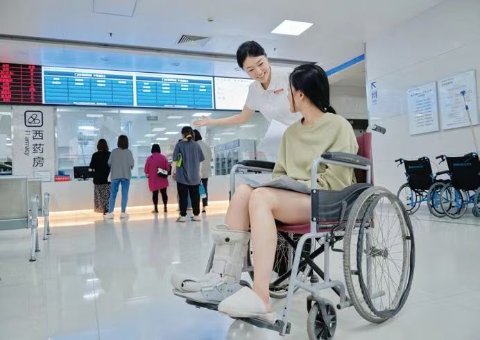 ▲平安健康险的陪诊师陪同患者线下就诊