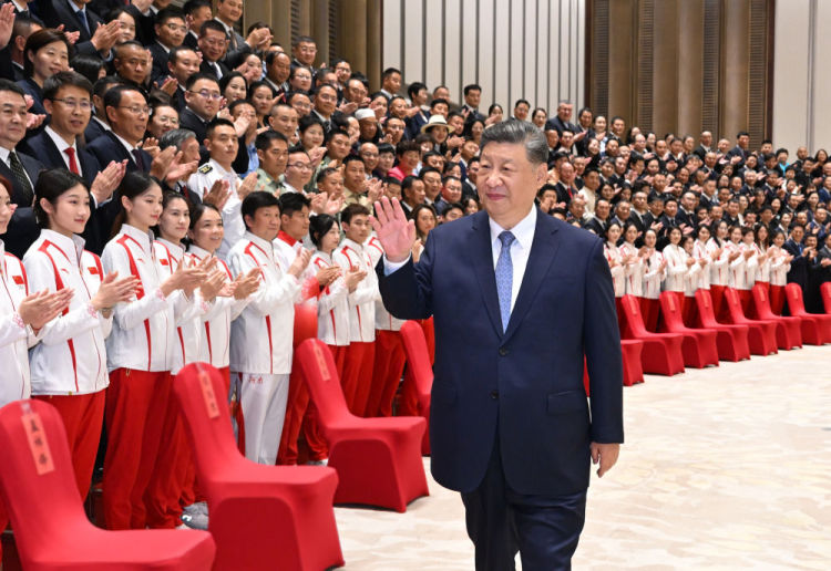 习近平接见全国群众体育先进单位、先进个人代表和全国体育系统先进集体、先进个人代表_fororder_3