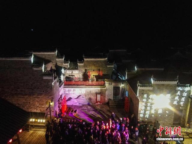 图为中外嘉宾和游客一起在拍摄流坑古村的古装情景剧表演。(无人机照片)中新社记者 刘力鑫 摄