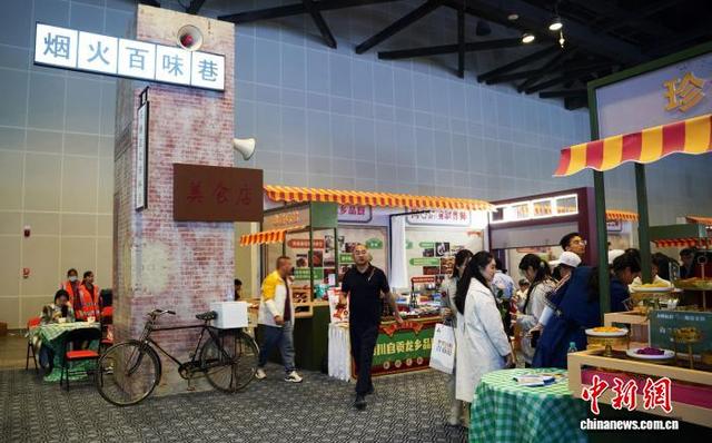 图为民众在美食展示项目美食街区品尝特色美食。中新社记者 黄艳梅 摄