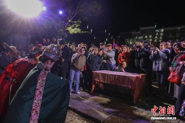 图为中外嘉宾和游客一起在拍摄流坑古村的古装情景剧表演。中新社记者 刘力鑫 摄