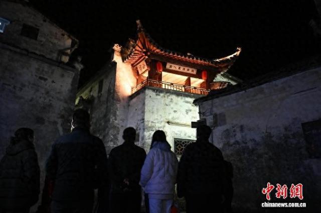 11月18日晚，海外华文媒体参观黟县西递镇西递村。中新社记者韩苏原 摄