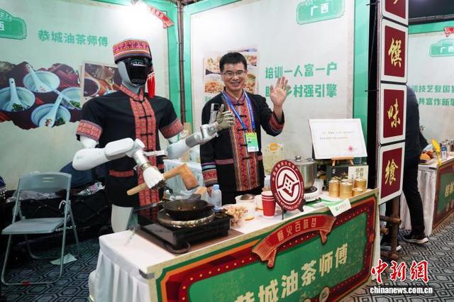 图为机器人在打油茶。中新社记者 黄艳梅 摄