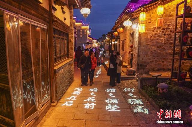 图为游客在流坑古村内参观游览。中新社记者 刘力鑫 摄