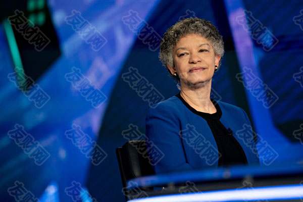 美联储官员柯林斯认为进一步降息的门槛“相对较高” 预计利率将在“一段时间内”保持在当前水平