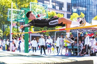 　　近日，浙江省温州市第二实验小学举行第四届秋季运动会，学生在参加跳高比赛。刘吉利摄