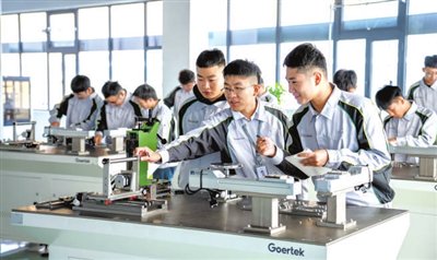 　　在歌尔匠造中心机械装调理实一体化教室里，学生在学习典型机械结构装配调试。资料图片