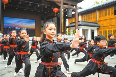 　　近日，安徽省合肥市庐阳区双岗街道虹桥小学学生正在进行传统武术操展演。赵明摄