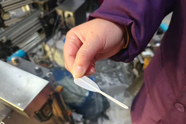 宇翔公司工作人员展示刚切好的羽毛球片。邹臻杰/摄