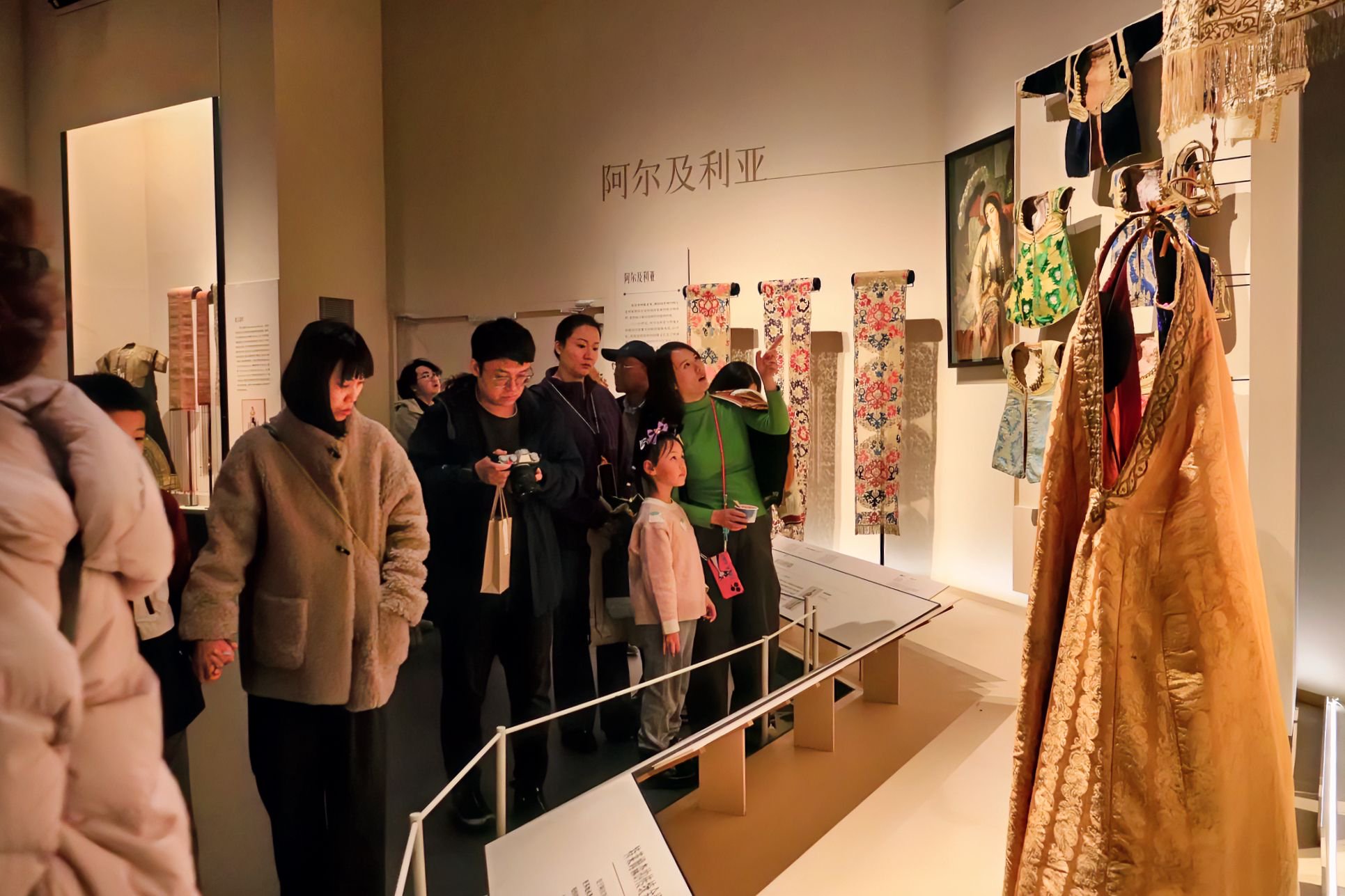 12月6日下午，观众在展厅参观。