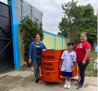 图注：山东招金集团所属厄瓜多尔金王矿业为驻地村名修缮生活供水设施，提供清洁生活用水