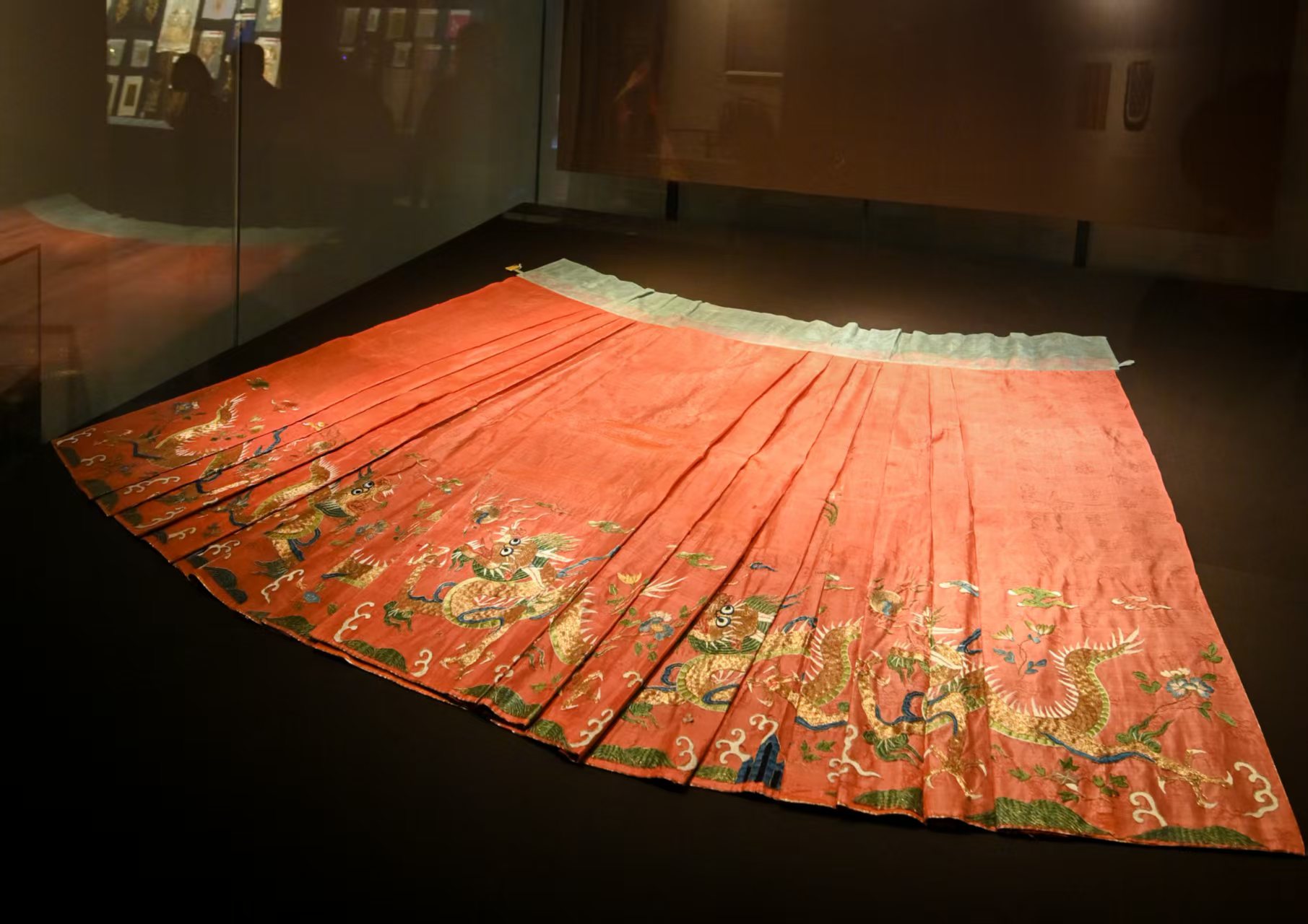 盘金绣红罗女裙 明(1368—1644年) 山东博物馆藏