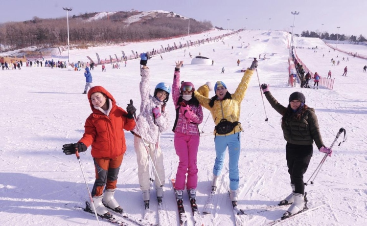 沈阳:又逢冬日雪暖阳 冰雪经济活力旺