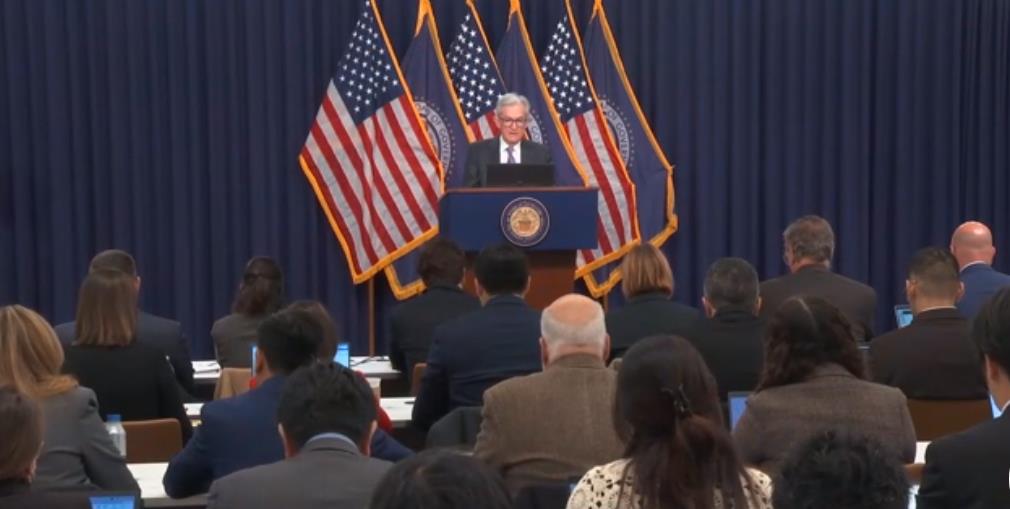 美联储主席鲍威尔出席新闻发布会（美联储官网直播画面）