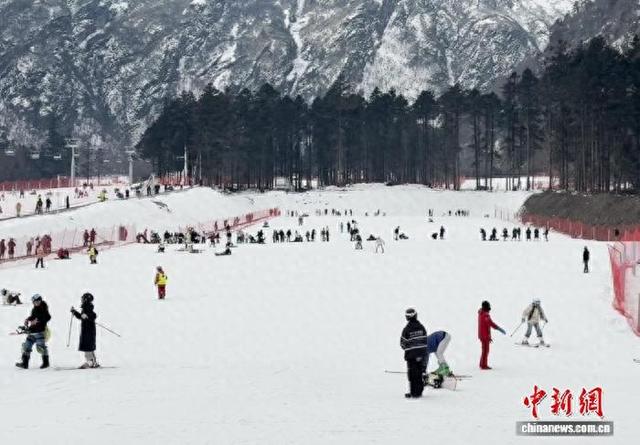 滑雪爱好者在阿坝州汶川县羌人谷滑雪场体验滑雪。 单鹏 摄