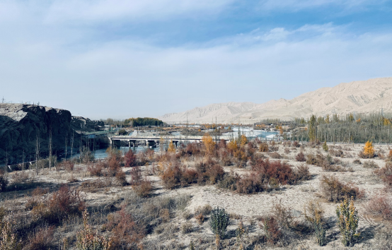 (波波娜水电站拦河坝下游,摄于2025年11月4日)