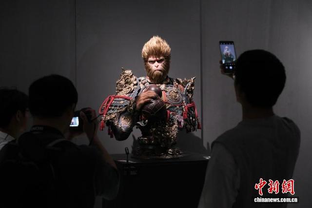 2025年5月，游客在杭州参观《黑神话：悟空》主题艺术展。 曹丹 摄