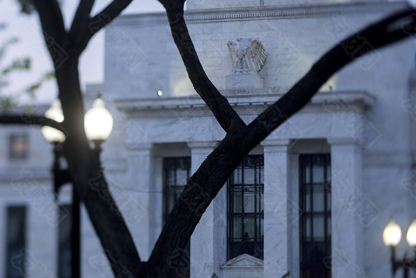 特朗普发表评论后 哈塞特担任美联储主席的概率下跌、沃什支持率飙升