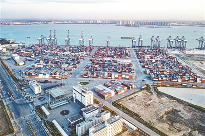 洋浦港口岸既是海南自贸港8个对外开放口岸之一，又是10个“二线口岸”之一