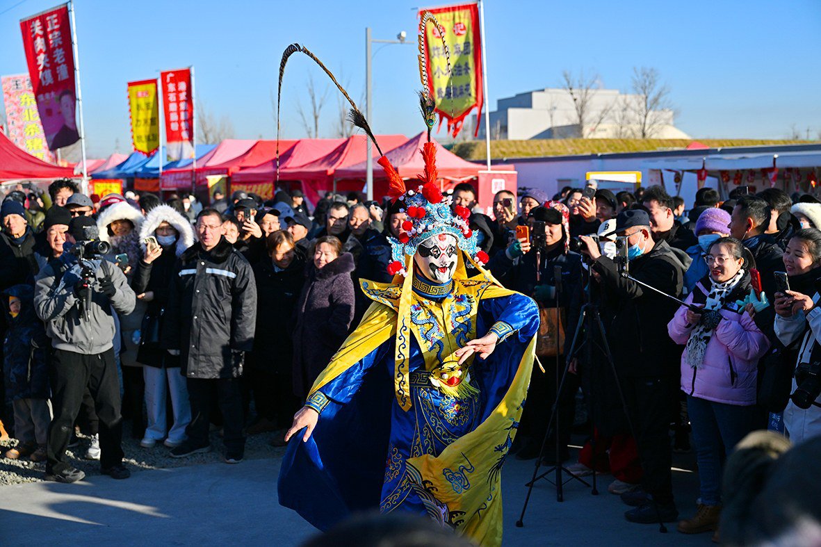 台湖大集的舞台之上，民俗盛宴轮番登场，科技与传统的碰撞为游客带来别样视觉震撼。记者 常鸣/摄