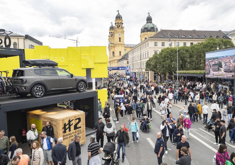 今年9月在德国慕尼黑，人们在慕尼黑国际车展户外展区参观。新华社