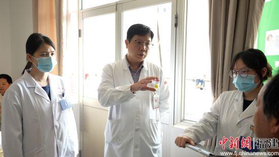 福建医科大学附属第一医院眼科中心副主任医师郑学栋在查房。黄焕彬 摄