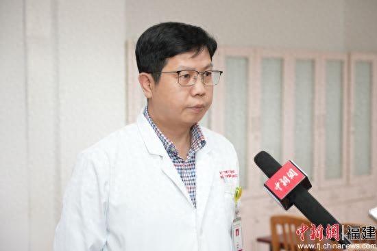福建医科大学附属第一医院眼科中心副主任医师郑学栋在接受采访。黄焕彬 摄