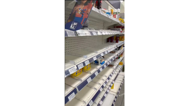 当地时间3日凌晨四点，委内瑞拉巴伦西亚市一家超市的货架已经被买空。（受访者拍摄供图）