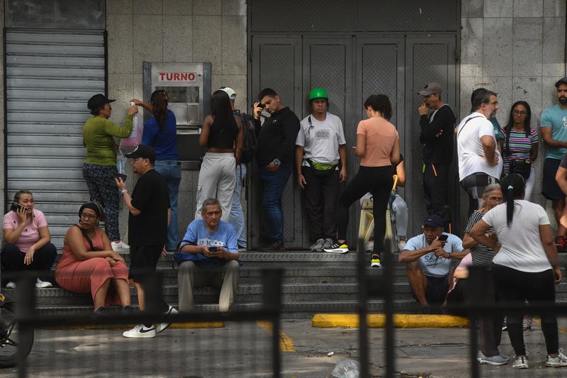 1月3日，在委内瑞拉首都加拉加斯，民众在一家药店前排队等候。