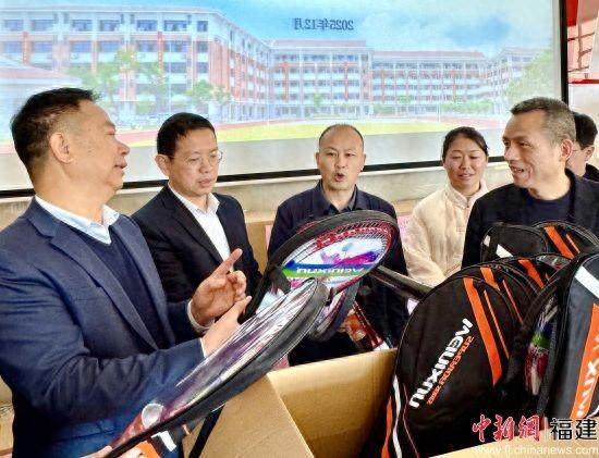 厦门老兵＂福建好人＂庄林，日前将近3万元的学习用品送到后溪中学爱心超市。王文津 摄