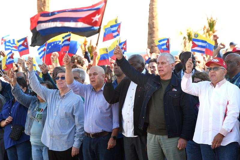 1月3日，在古巴首都哈瓦那，古共中央第一书记、古巴国家主席迪亚斯-卡内尔（前排右二）出席集会活动谴责美国军事入侵委内瑞拉。