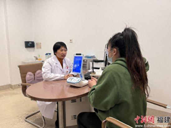 图为一位福州市民在医院就诊。