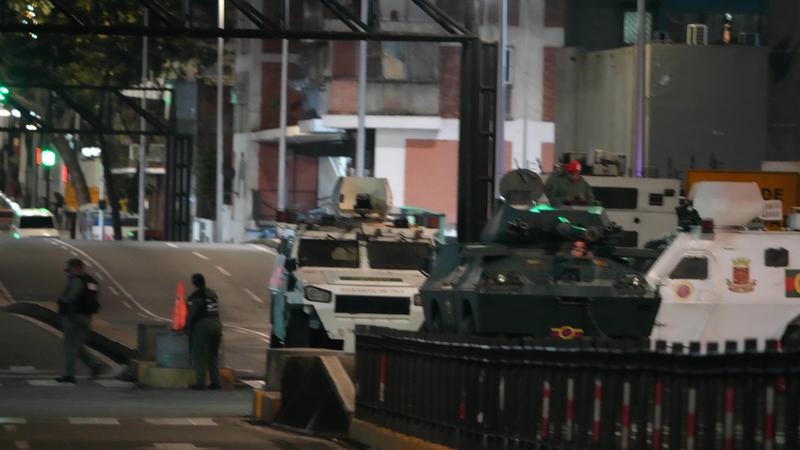 这是1月3日凌晨在委内瑞拉首都加拉加斯的总统府附近拍摄的军用车辆。（文内配图均自新华社）