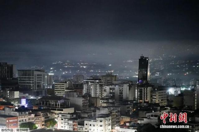 图为当地时间1月3日，发生一系列爆炸后的加拉加斯夜景。