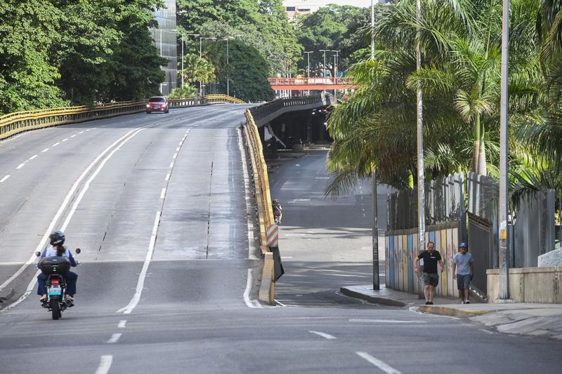 这是1月3日在委内瑞拉首都加拉加斯拍摄的空旷街头。新华社