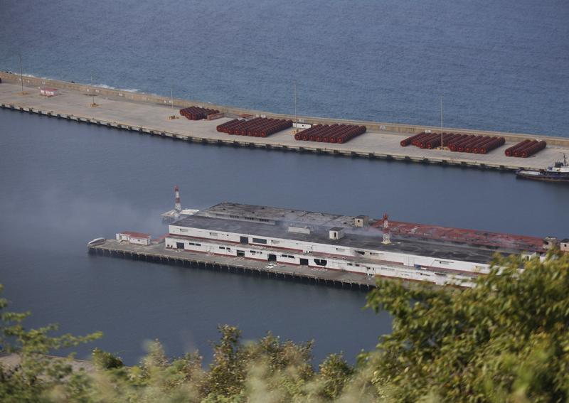 这是1月3日在委内瑞拉拉瓜伊拉港拍摄的空袭破坏的建筑。新华社