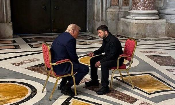 当地时间2025年4月26日，乌克兰总统弗拉基米尔·泽连斯基（右）与美国总统唐纳德·特朗普（左）会晤。视觉中国 图