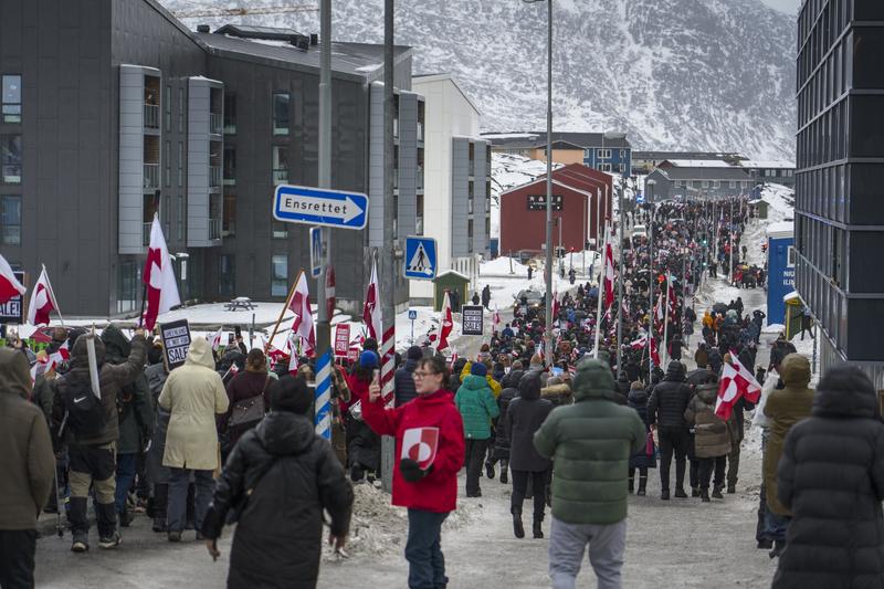 1月17日，人们在丹麦自治领地格陵兰岛首府努克参加示威游行。新华社