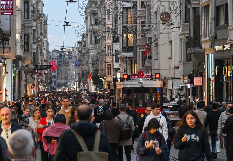 人们在土耳其伊斯坦布尔的独立大街上逛街购物。新华社资料