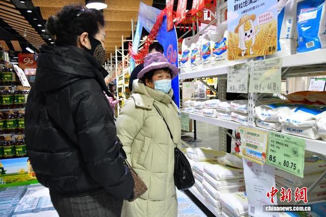 西安市民在选购通过中欧班列(西安)运回的“洋年货”。西安浐灞国际港供图