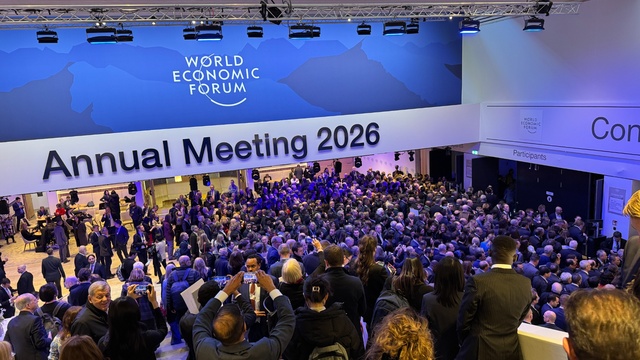 等待进入特朗普讲话会场的观众（记者陈玺宇摄）